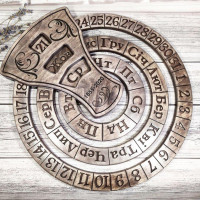 Подарунок на дерев'яне весілля, ювілей, 5 років спільного життя - календар з іменним гравіюванням, діаметр 37 см