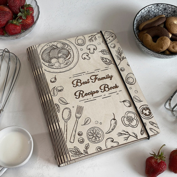 Кулінарна книга Дерев'яна в обкладинці з гравіюванням Best family recipe book на 75 аркушів від 