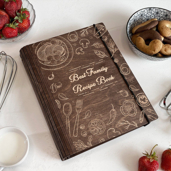 Кулінарна книга Дерев'яна в обкладинці з гравіюванням Best family recipe book на 75 аркушів від 