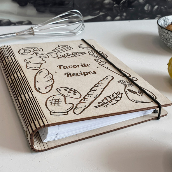 Книга Кулінарна на 75 аркушів із натурального дерева з гравіюванням Favorite recipes 3 від 