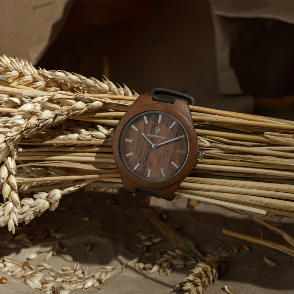 Дерев'яний наручний годинник з індивідуальним гравіюванням на задній кришці 