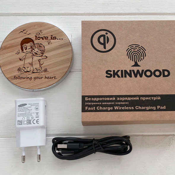 Швидке бездротове заряджання Fast Charger з дерева з гравіюванням Love is 