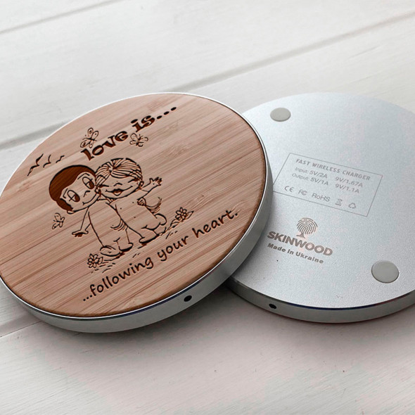 Швидке бездротове заряджання Fast Charger з дерева з гравіюванням Love is 