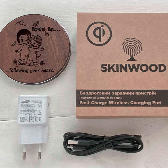 Швидке бездротове заряджання Fast Charger з дерева з гравіюванням Love is 