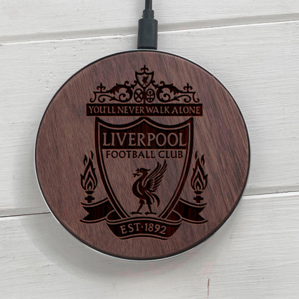 Беспроводная Деревянная зарядка для телефона с гравировкой Liverpool 