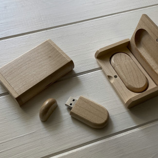 Флешка USB з натурального дерева в скриньці з індивідуальним гравіюванням від 