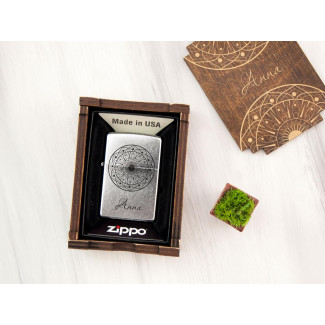 Жіноча бензинова запальничка Zippo з гравіюванням імені в подарунковій дерев'яній коробці