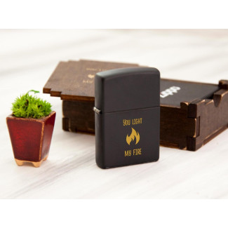 Чорна запальничка Zippo з гравіюванням