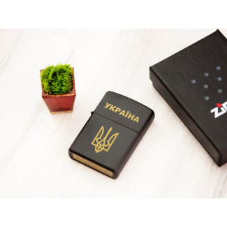 Чорна запальничка Zippo з гравіюванням з українською символікою