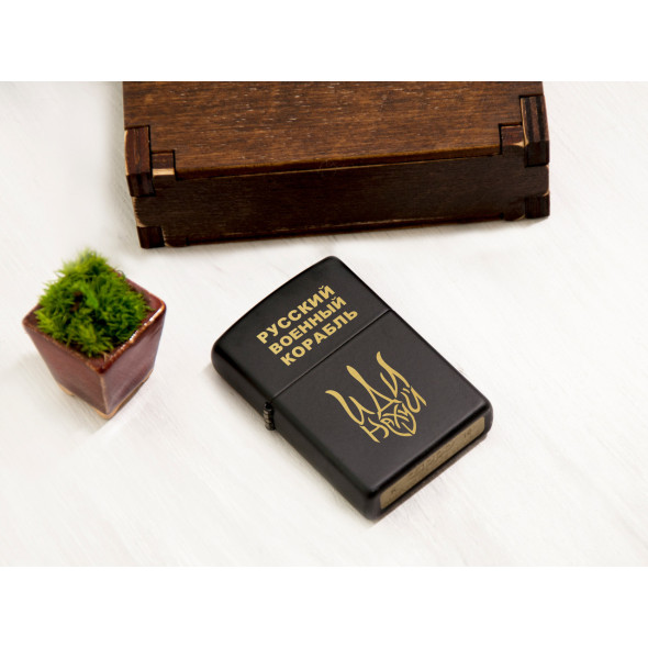 Чорна оригінальна Zippo з написом 