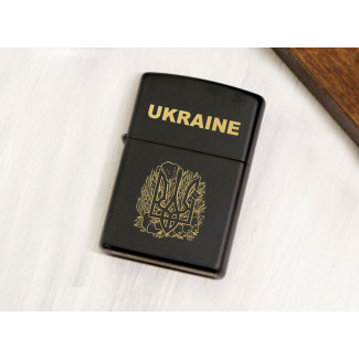 Чорна стильна запальничка Zippo з гравіюванням герба України