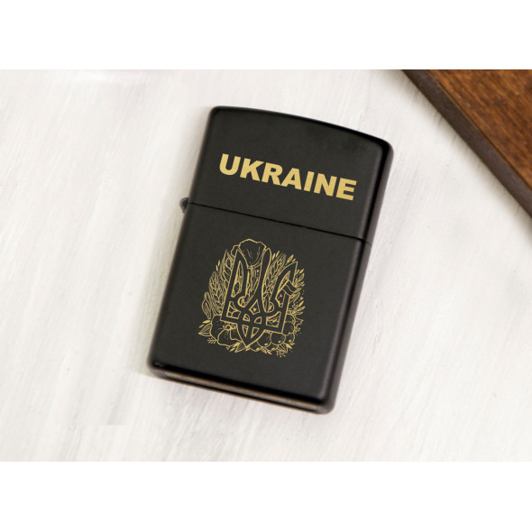 Чорна стильна запальничка Zippo з гравіюванням герба України