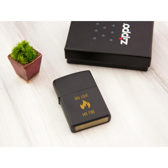 Чорна запальничка Zippo з гравіюванням