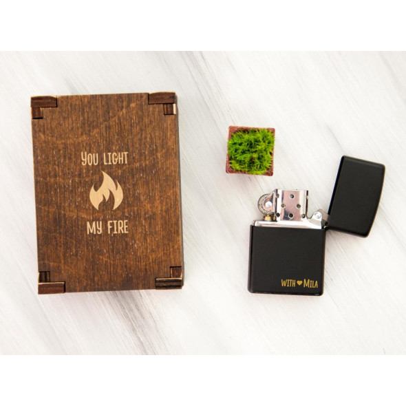 Чорна запальничка Zippo з гравіюванням