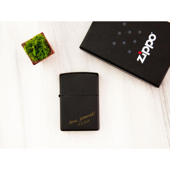 Чорна запальничка Zippo з гравіюванням імені та пам'ятної дати