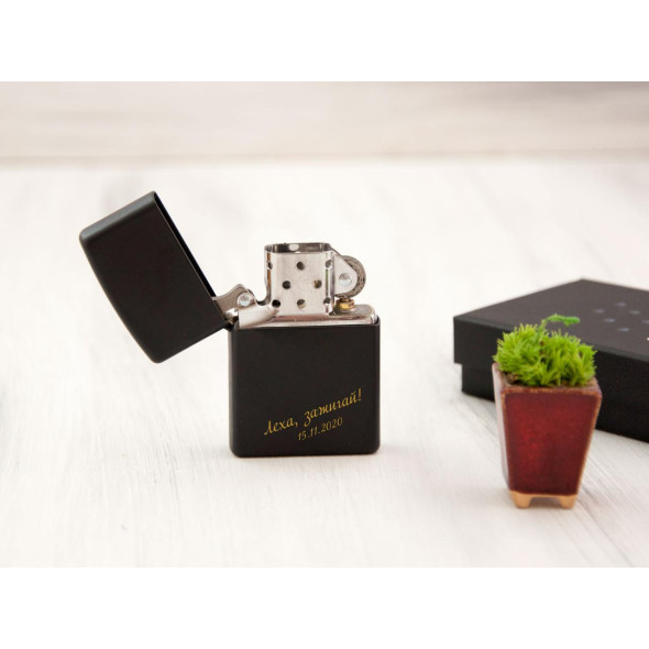 Чорна запальничка Zippo з гравіюванням імені та пам'ятної дати