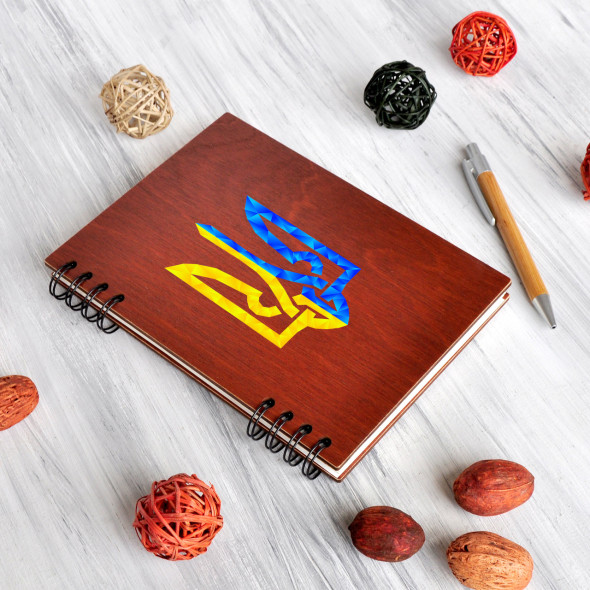 Книга для записів у дерев’яній обкладинці з гербом України