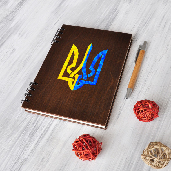 Книга для записів у дерев’яній обкладинці з гербом України