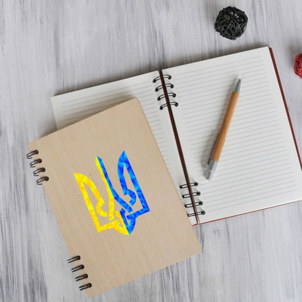 Книга для записів у дерев’яній обкладинці з гербом України