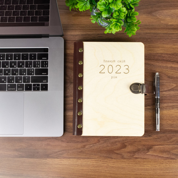 Щоденник з дерев’яною обкладинкою на 2023 рік