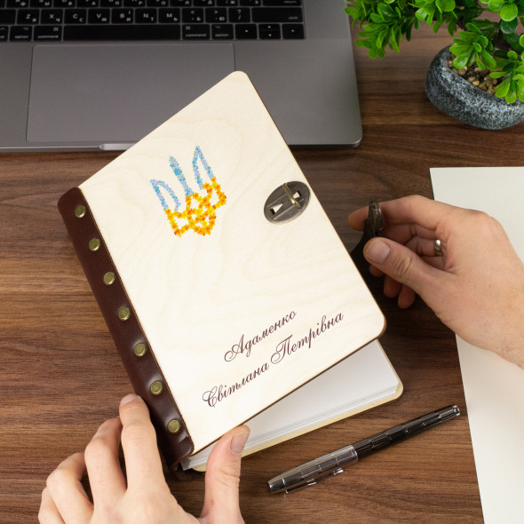 Іменний щоденник з дерев’яною обкладинкою на замовлення