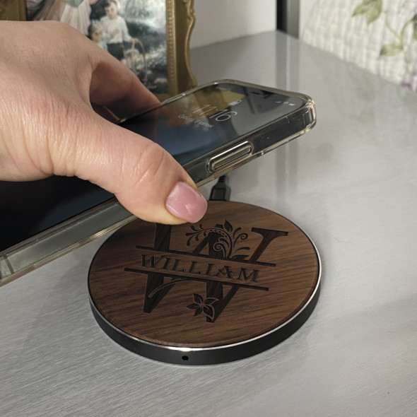 Бездротова зарядка з дерева Fast Charger для телефону з гравіюванням ініціалів GrawFC-004