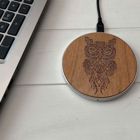 Дерев'яна бездротова зарядка для телефону із зображенням Fast Charger 