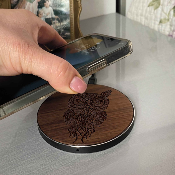 Дерев'яна бездротова зарядка для телефону із зображенням Fast Charger 