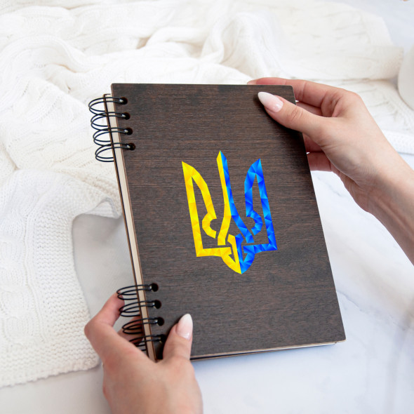 Книга для записів у дерев’яній обкладинці з гербом України