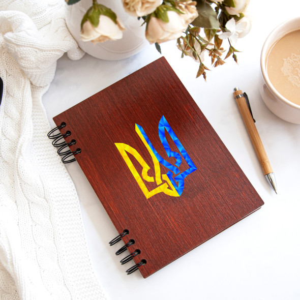 Книга для записів у дерев’яній обкладинці з гербом України