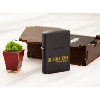 Чорна оригінальна Zippo з написом 