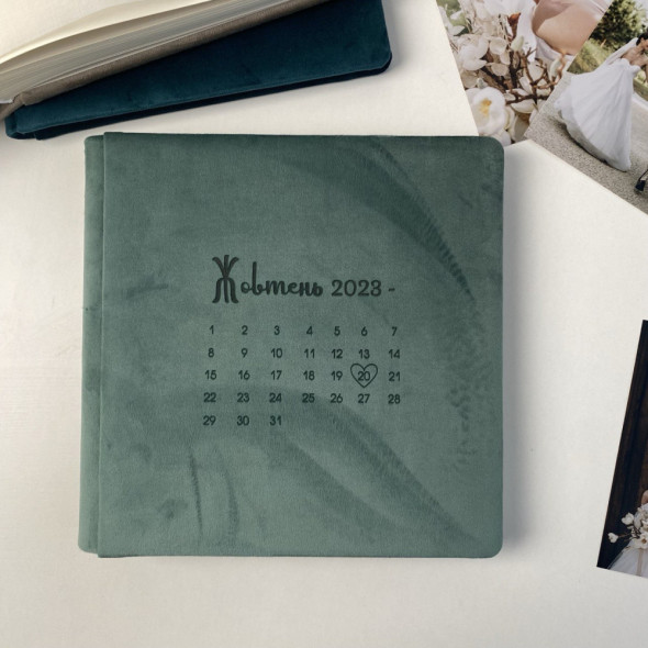 Альбом для фотографій із велюру "Гравірування календар" Блакитний 23х23 см RM04-26