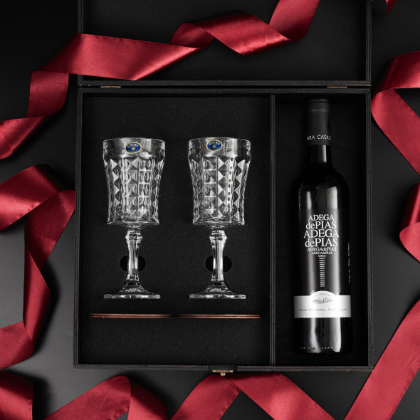 Набір подарунковий для вина 2 келихи + секція під вино Bohemia Diamond 200 мл