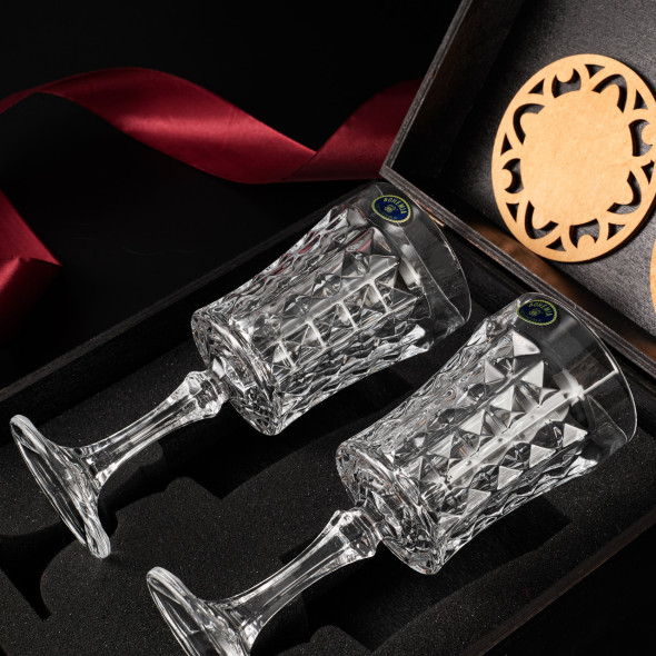 Набір подарунковий для вина 2 келихи + секція під вино Bohemia Diamond 200 мл