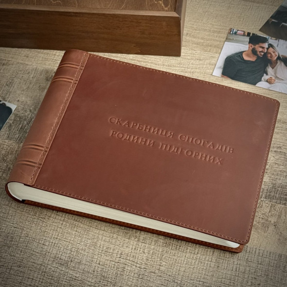 Альбом для фото з натуральної шкіри "Crazy Horse" з персональним тисненням" 31х23 см RM06-11