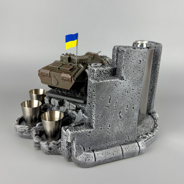 Набір для віскі штоф зі стопками та флягою "БТР-70" ручна робота | Декор для офісу, кабінету, дому