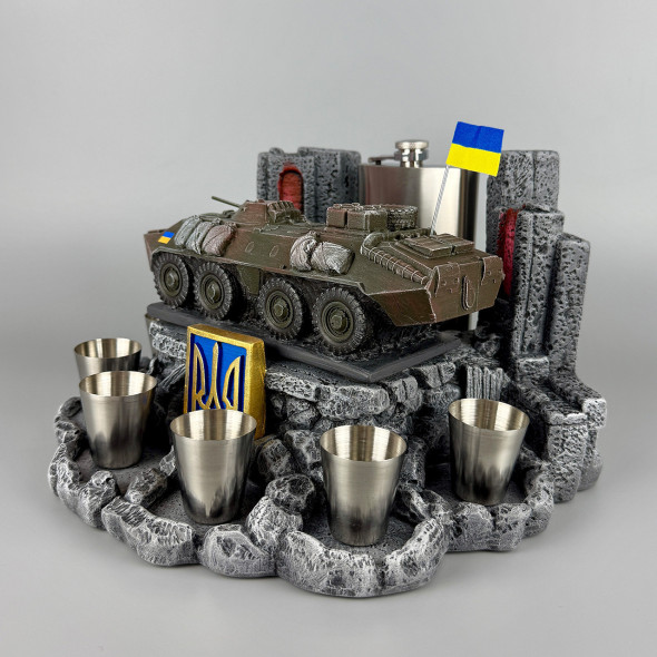 Набір для віскі штоф зі стопками та флягою "БТР-70" ручна робота | Декор для офісу, кабінету, дому