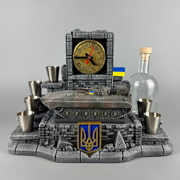 Подарунковий набір штоф з годинником "БМП-2" стопки + пляшка 500 мл | Декор для барної зони