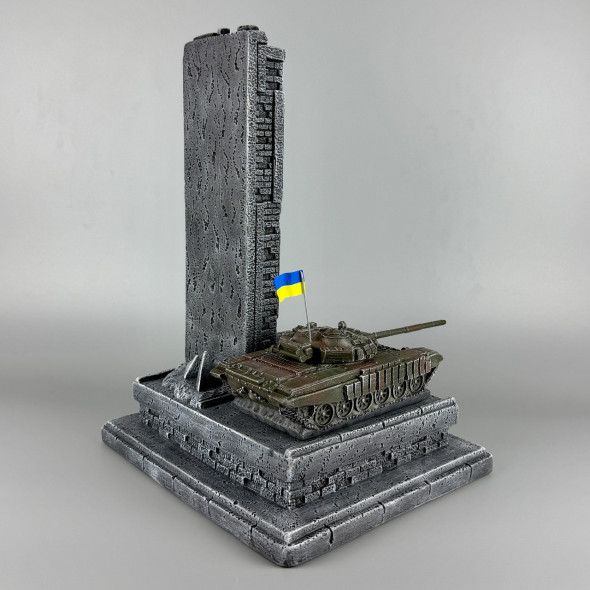 Статуетка з гіпсу декоративна з танком "Т-72Б" ручної роботи | Вбудований годинник