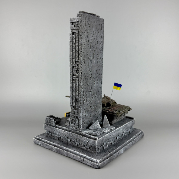 Статуетка з гіпсу декоративна з танком "Т-72Б" ручної роботи | Вбудований годинник