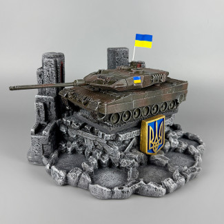 Штоф сувенірний з деталізованим танком "Leopard 2A6" (без посуду) | Підставка для стопок та фляги