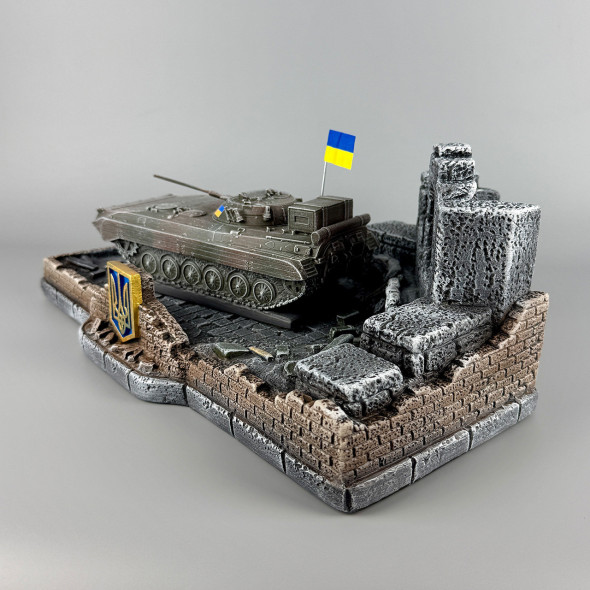 Сувенірний набір штоф з прапором України "БМП-2" (без посуду) | Декоративна підставка для для стопок