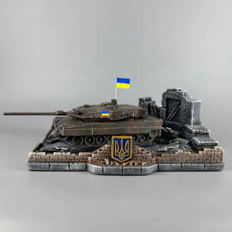 Штоф сувенірний ручної роботи з деталізованим танком "Leopard 2A6" (без посуду) | Підставка для стопок та пляшки